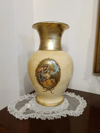 Anfora decorativa con scena galante