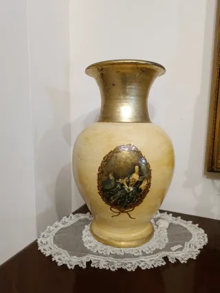 Anfora decorativa con scena galante