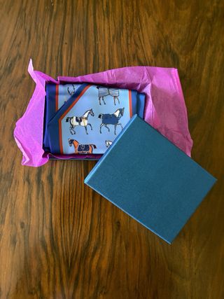 Pañuelo con estampado de caballos.