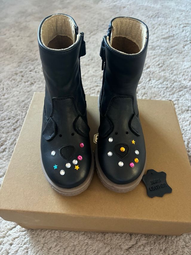 Botas infantiles negras con adornos