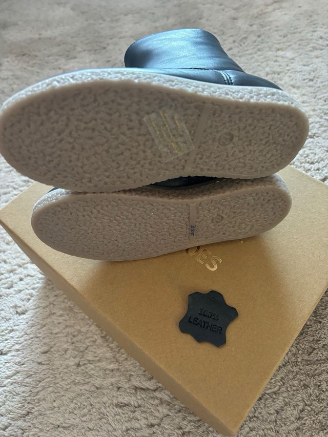 Botas infantiles negras con adornos