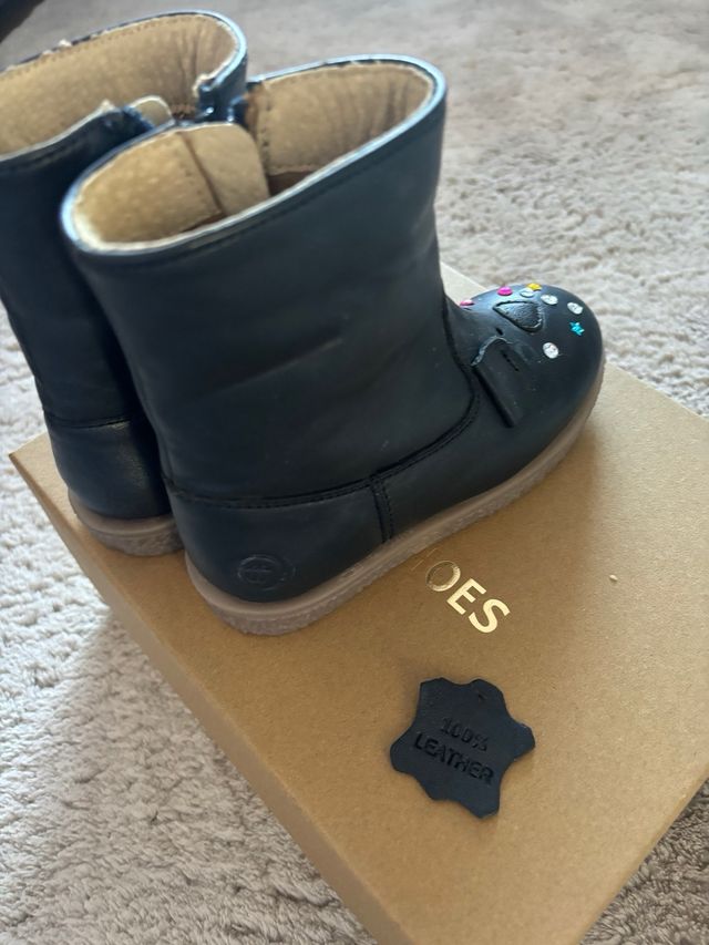 Botas infantiles negras con adornos