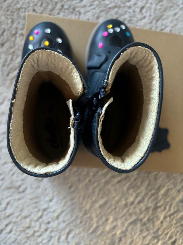 Botas infantiles negras con adornos