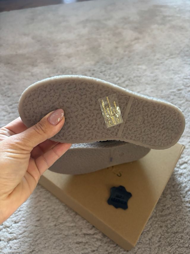 Botas infantiles negras con adornos