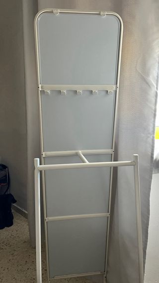 Espejo de pie plateado con perchero incorporado