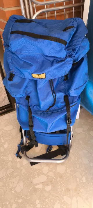 Mochila azul con armazón