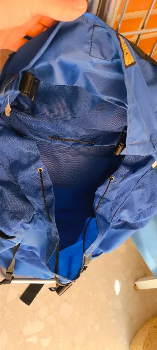 Mochila azul con armazón