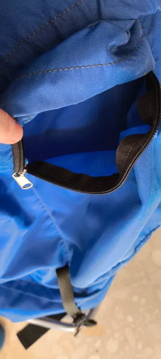 Mochila azul con armazón