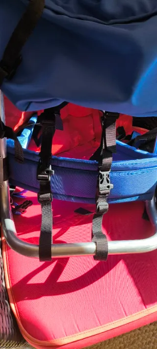 Mochila azul con armazón