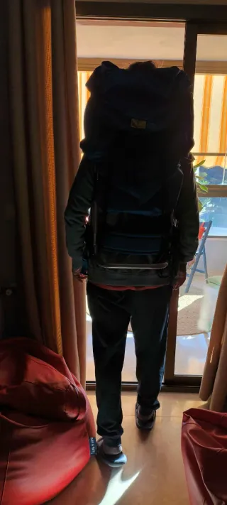 Mochila azul con armazón