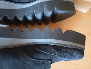 Zapatos negros de ante con cordones