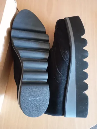 Zapatos negros de ante con cordones