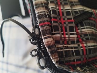 Maleta de tela con cremallera defectuosa