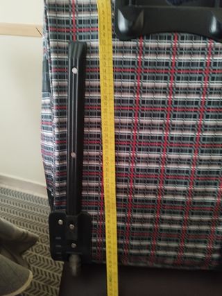 Maleta de tela con cremallera defectuosa