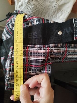 Maleta de tela con cremallera defectuosa