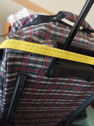 Maleta de tela con cremallera defectuosa