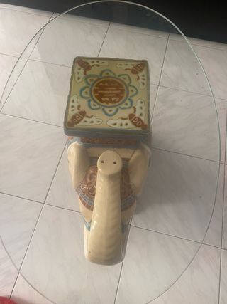 Mesita auxiliar elefante cerámica y cristal