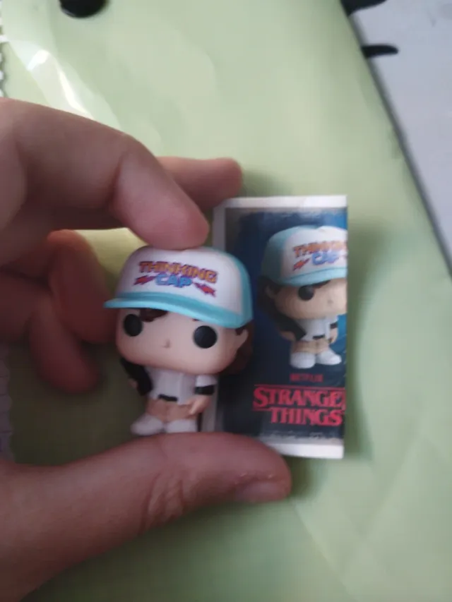 Figura Dustin Stranger Things Kinder