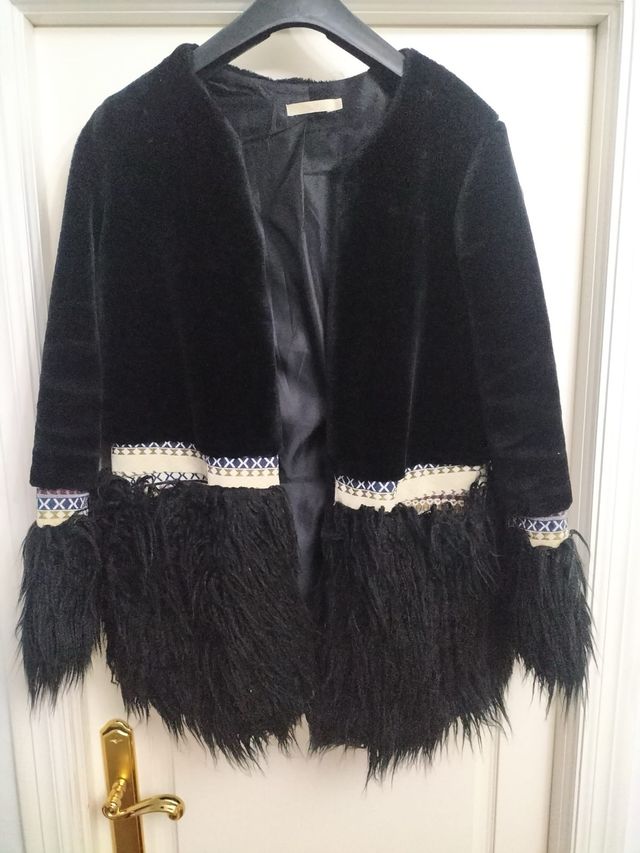 Abrigo negro peludo