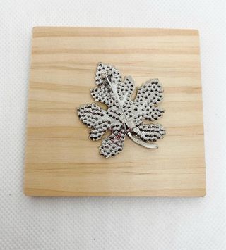Broche hoja plateado con piedras blancas Nuevo