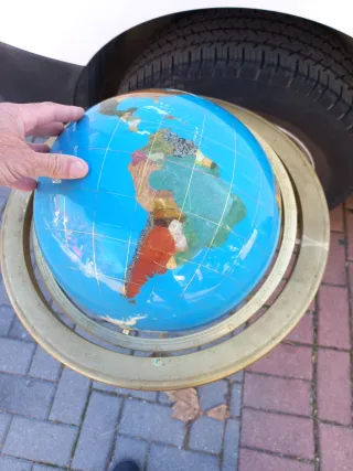 Globo terráqueo de materiales preciosos