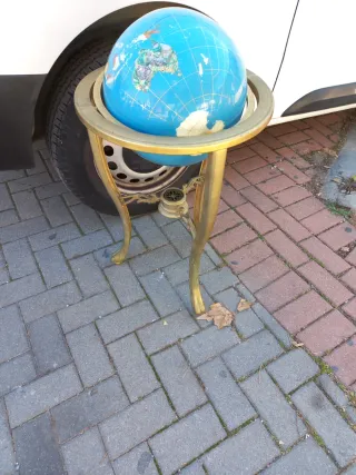 Globo terráqueo de materiales preciosos