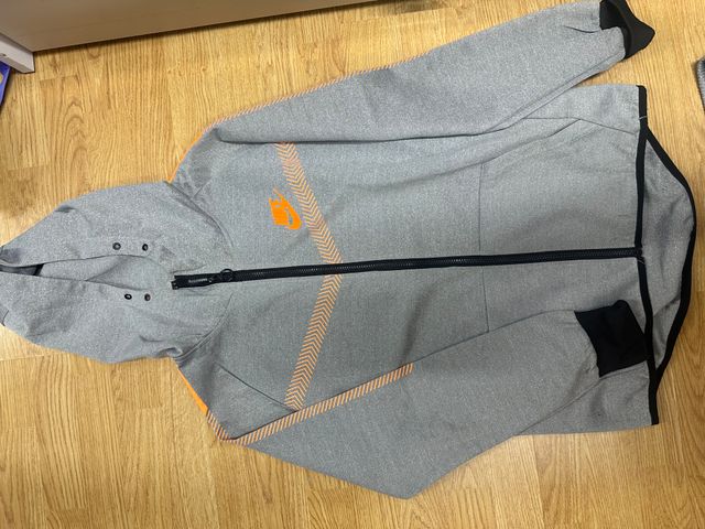Chándal  Gris y Naranja  Viste una talla S/M