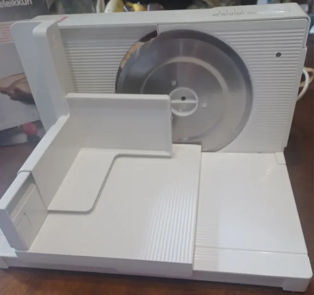 Cortador de alimentos eléctrico blanco marca BOSCH