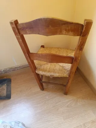 Silla de madera pequeña para restaurar