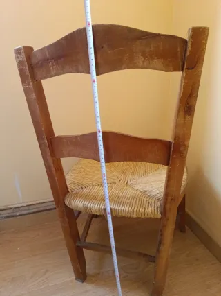 Silla de madera pequeña para restaurar