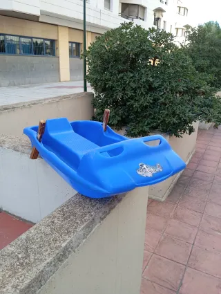 Trineo azul para nieve