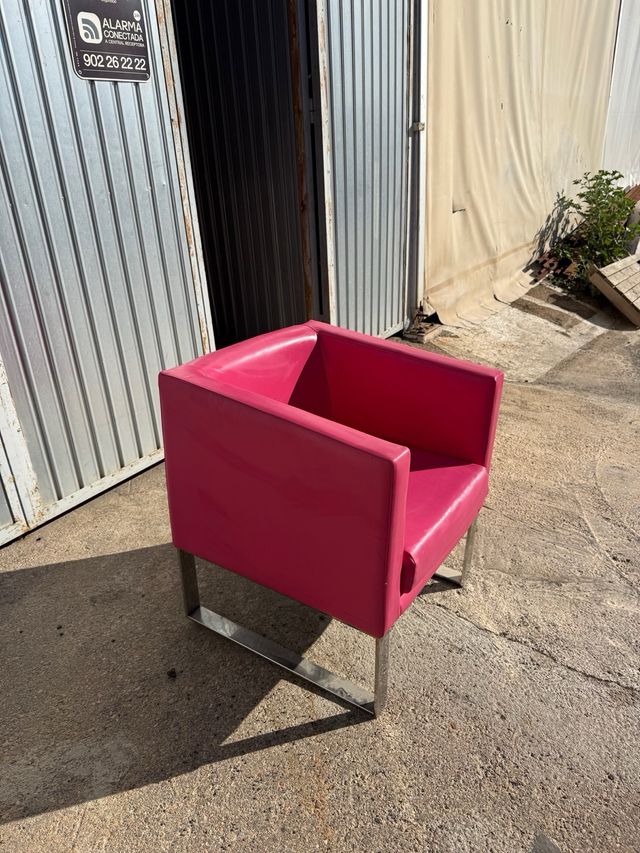 Butaca moderna fucsia patas metálicas