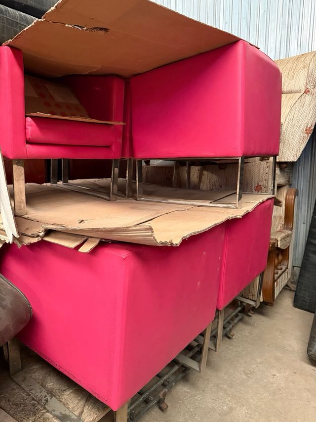 Butaca moderna fucsia patas metálicas