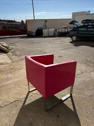 Butaca moderna fucsia patas metálicas