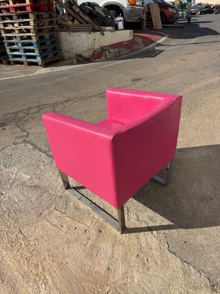 Butaca moderna fucsia patas metálicas