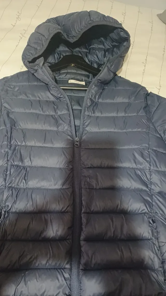 Plumas azul marino corto con capucha