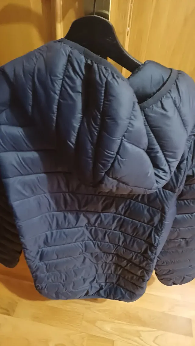 Plumas azul marino corto con capucha