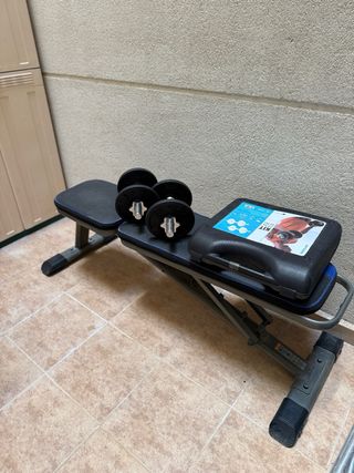 Banco de abdominales y pesas