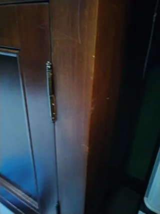 Aparador de madera con cajones y puertas