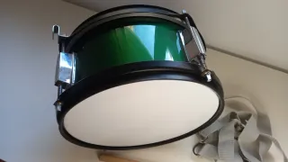 Tambor pequeño 27 cm con baquetas y correa