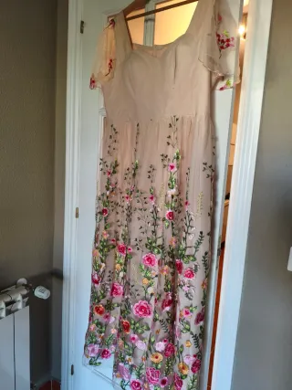Vestido largo beige con flores rosas