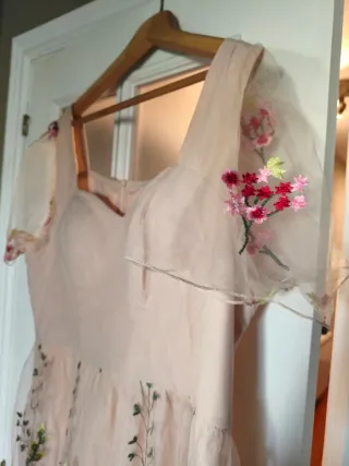 Vestido largo beige con flores rosas