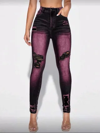 Pantalón vaquero desgarrado negro y morado