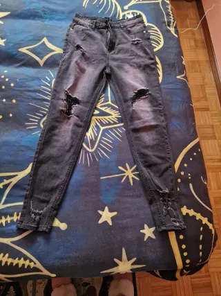 Pantalón vaquero desgarrado negro y morado