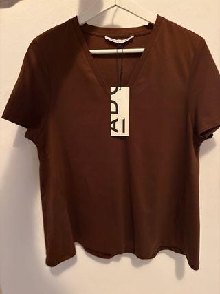 Camiseta marrón cuello pico Talla S