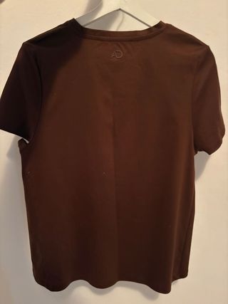 Camiseta marrón cuello pico Talla S