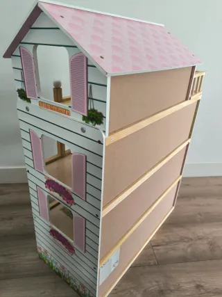 Casa de muñecas de madera