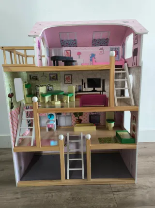 Casa de muñecas de madera