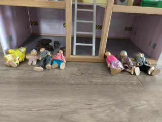 Casa de muñecas de madera