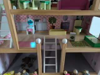 Casa de muñecas de madera